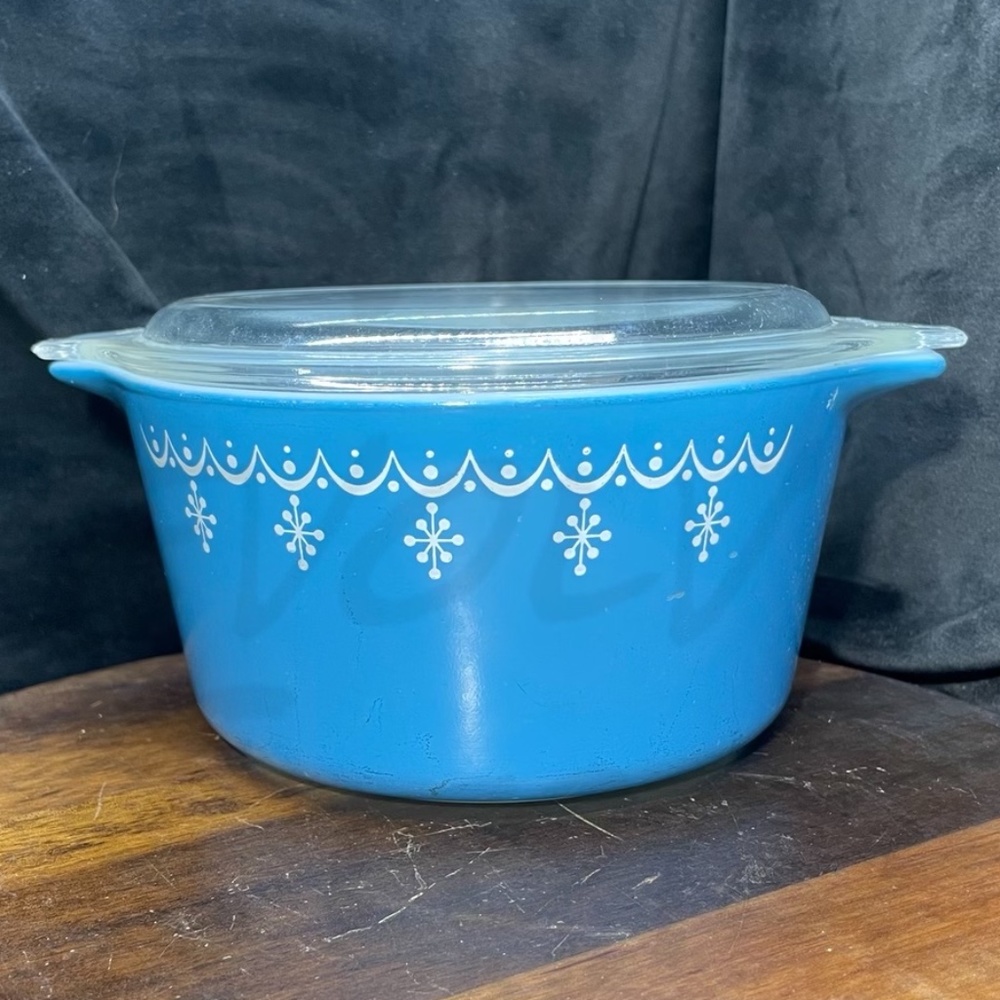 Pyrex 473 Snowflake Garland Casserole Dish  w/Lid